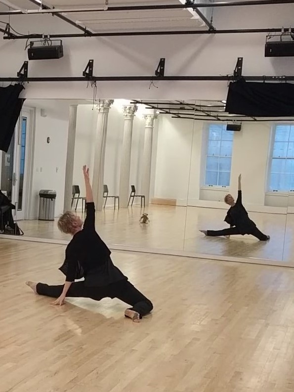 Vija posing in dance in front of mirror